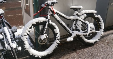 E-Bike im Winter – darauf musst du bei Pflege und Fahrverhalten achten.