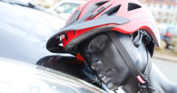 Fahrradhelm bei einem Unfall auf der Motorhaube