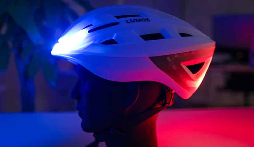 Lumos Kickstart Test – bei Dunkelheit ist der Helm schön beleuchtet.