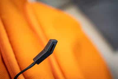 Die Greifer am ReiĂverschluss des eBack sind ergonomisch geformt